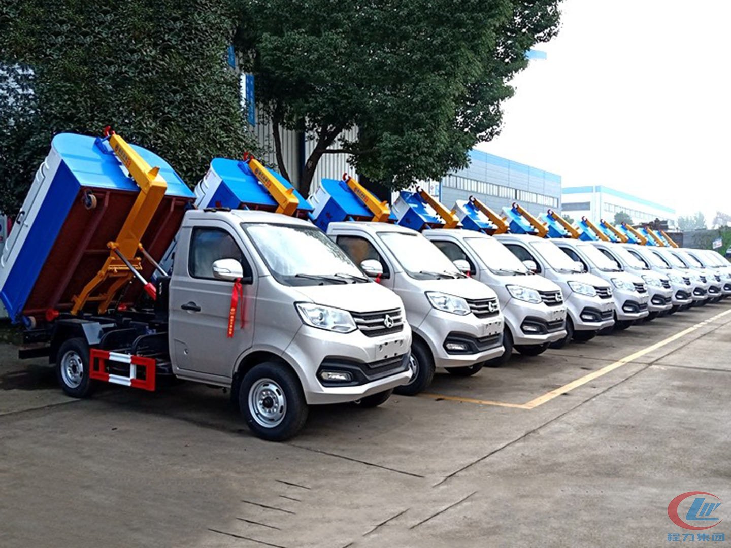 易倍·(中国)体育EMC集团国六勾臂垃圾车批量发车