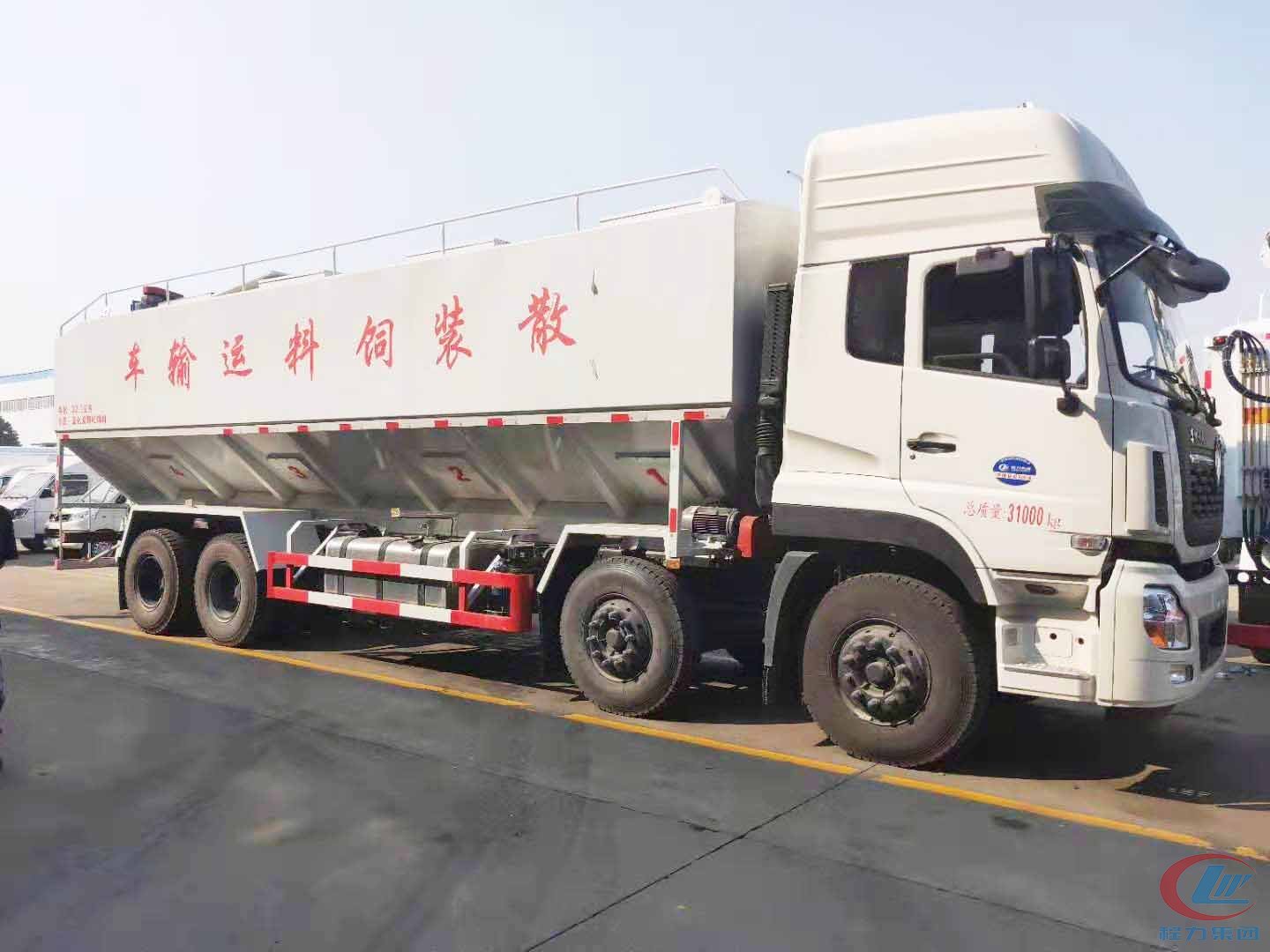 易倍·(中国)体育EMC集团东风天龙饲料车侧面图